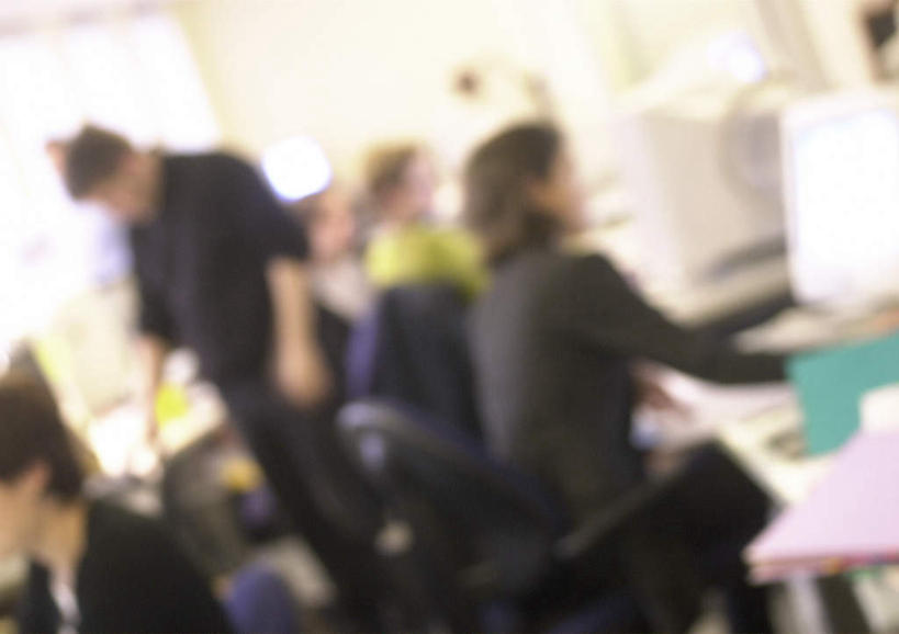 西方人,同事,商务人士,商务男性,商务女性,站,坐,横图,室内,白天,正面,衬衫,成功,合作,团队,集体,信心,电脑,显示器,鼠标,键盘,椅子,欧洲,欧洲人,敲打,套装,朦胧,模糊,网络,许多人,输入,输入设备,通讯设备,队伍,会议椅,打字,站着,一群人,台式电脑,点击,敲击,办公椅,领导,成就,通信设备,商务装,合伙,领袖,工薪阶层,输出设备,商务椅,培训椅,按键,男人,男性,年轻男性,年轻女性,女人,女性,白种人,白领,上班族,站立,坐着,半身,彩图,衬衣