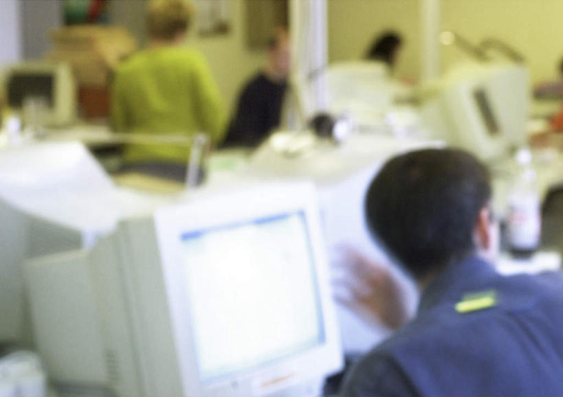 西方人,四个人,同事,商务人士,商务男性,商务女性,办公室,站,坐,说,横图,室内,白天,正面,衬衫,讨论,成功,合作,团队,集体,信心,电脑,显示器,鼠标,键盘,家具,桌子,欧洲,欧洲人,套装,朦胧,模糊,网络,办公桌,扭头,输入设备,通讯设备,队伍,站着,转头,台式电脑,领导,成就,通信设备,商务装,合伙,领袖,工薪阶层,输出设备,办公家具,交流,男人,男性,年轻男性,年轻女性,女人,女性,白种人,白领,上班族,沟通,讲话,交谈,商讨,说话,谈话,站立,坐着,半身,彩图,衬衣