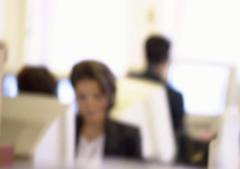 西方人,三个人,同事,商务人士,商务男性,商务女性,坐,横图,室内,白天,正面,衬衫,成功,合作,团队,集体,信心,电脑,显示器,鼠标,键盘,窗户,欧洲,欧洲人,敲打,套装,朦胧,模糊,网络,输入,输入设备,通讯设备,队伍,玻璃窗,打字,台式电脑,点击,敲击,领导,成就,通信设备,商务装,合伙,领袖,工薪阶层,输出设备,按键,男人,男性,年轻男性,年轻女性,女人,女性,白种人,白领,上班族,坐着,半身,彩图,衬衣