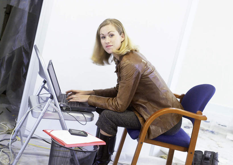 西方人,一个人,商务人士,商务女性,坐,打电话,横图,室内,白天,正面,电脑,笔记本电脑,电话,手机,椅子,欧洲,欧洲人,仅一个年轻女性,仅一个女性,仅一个人,敲打,套装,网络,木椅,垃圾桶,扭头,输入,通讯设备,会议椅,打字,转头,点击,敲击,办公椅,无线,通信设备,商务装,无线网络,无线上网,便携式电脑,工薪阶层,商务椅,培训椅,交流,按键,手提电脑,年轻女性,女人,女性,白种人,白领,上班族,沟通,通话,坐着,半身,彩图