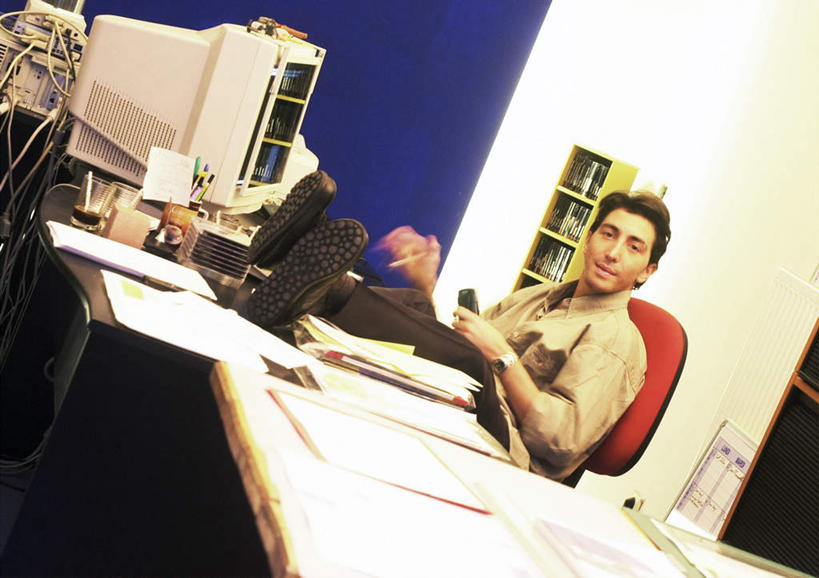 西方人,腿部,腿,一个人,商务人士,商务男性,坐,笑,打电话,微笑,横图,室内,白天,正面,衬衫,电脑,显示器,鼠标,键盘,柜子,杯子,电话,手机,椅子,欧洲,欧洲人,仅一个男性,仅一个人,一排,握,套装,整齐,网络,材料,档案,文件,拿,拿着,输入设备,通讯设备,玻璃制品,排列,仅一个年轻男性,会议椅,水杯,资料,休闲,台式电脑,握着,办公椅,队列,文档,通信设备,商务装,惬意,档案柜,工薪阶层,输出设备,跷,商务椅,培训椅,交流,男人,男性,年轻男性,白种人,白领,上班族,玻璃杯,沟通,通话,坐着,半身,彩图,衬衣