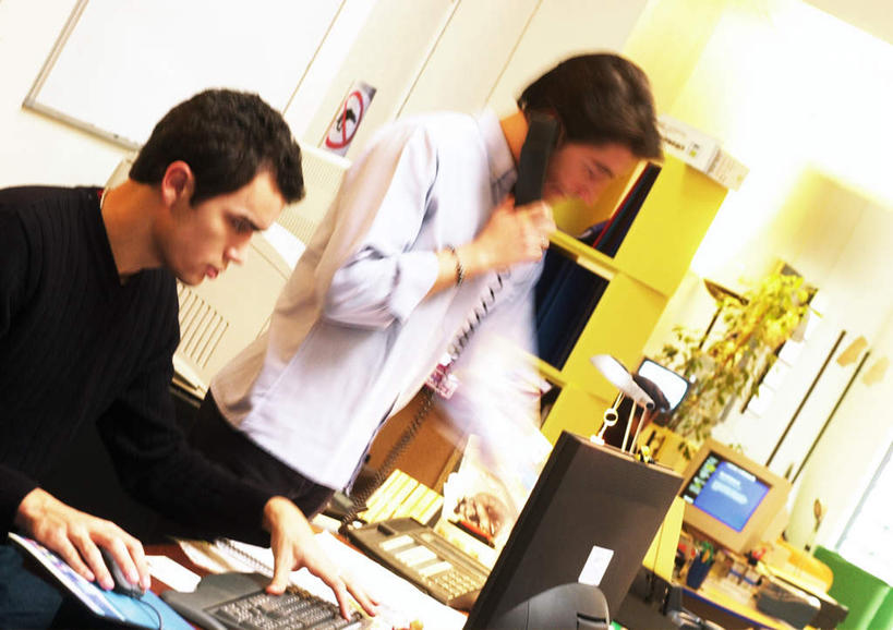 西方人,两个人,同事,商务人士,商务男性,办公室,站,举,笑,说,打电话,微笑,露齿笑,横图,室内,白天,正面,衬衫,讨论,成功,合作,团队,集体,信心,电脑,显示器,鼠标,键盘,柜子,家具,桌子,电话,欧洲,欧洲人,敲打,握,套装,朦胧,模糊,网络,材料,档案,文件,办公桌,鼠标垫,拿,拿着,输入,输入设备,通讯设备,队伍,话筒,资料,打字,托,站着,电话线,台式电脑,握着,点击,敲击,领导,成就,文档,通信设备,商务装,合伙,领袖,档案柜,工薪阶层,输出设备,办公家具,交流,按键,男人,男性,年轻男性,白种人,白领,上班族,电话机,沟通,讲话,交谈,举起,举手,举着,商讨,说话,谈话,通话,向上举,向上伸,向上托,站立,半身,彩图,衬衣