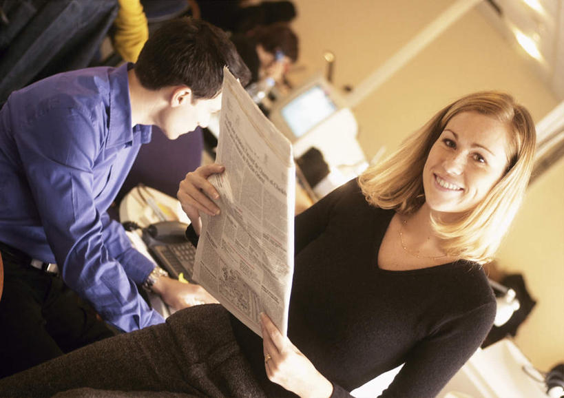 西方人,三个人,同事,商务人士,商务男性,商务女性,办公室,站,笑,微笑,露齿笑,横图,室内,白天,正面,衬衫,阅读,成功,合作,团队,集体,信心,家具,桌子,报纸,欧洲,欧洲人,握,学习,套装,英文,标志,文字,字符,字母,办公桌,拿,拿着,标识,队伍,看,站着,浏览,握着,英文字母,领导,成就,商务装,合伙,领袖,工薪阶层,办公家具,男人,男性,年轻男性,年轻女性,女人,女性,白种人,白领,上班族,站立,半身,彩图,衬衣