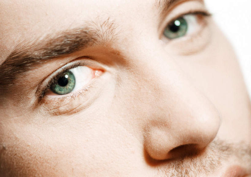 西方人,脸,头,眼睛,脸颊,眉毛,睫毛,一个人,横图,室内,特写,白天,白色背景,正面,欧洲,欧洲人,瞳孔,仅一个男性,仅一个人,朦胧,模糊,仅一个年轻男性,眼部,摄影,影棚,男人,男性,年轻男性,白种人,头部,睫,脸部,脸蛋,眉,面部,眼,眼睫毛,眼眉,半身,彩图,影棚拍摄,拍摄,眼眉毛