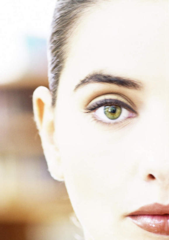 西方人,脸,头,眼睛,脸颊,眉毛,睫毛,一个人,竖图,室内,特写,白天,正面,欧洲,欧洲人,瞳孔,仅一个年轻女性,仅一个女性,仅一个人,朦胧,模糊,眼部,年轻女性,女人,女性,白种人,头部,睫,脸部,脸蛋,眉,面部,眼,眼睫毛,眼眉,半身,彩图,眼眉毛