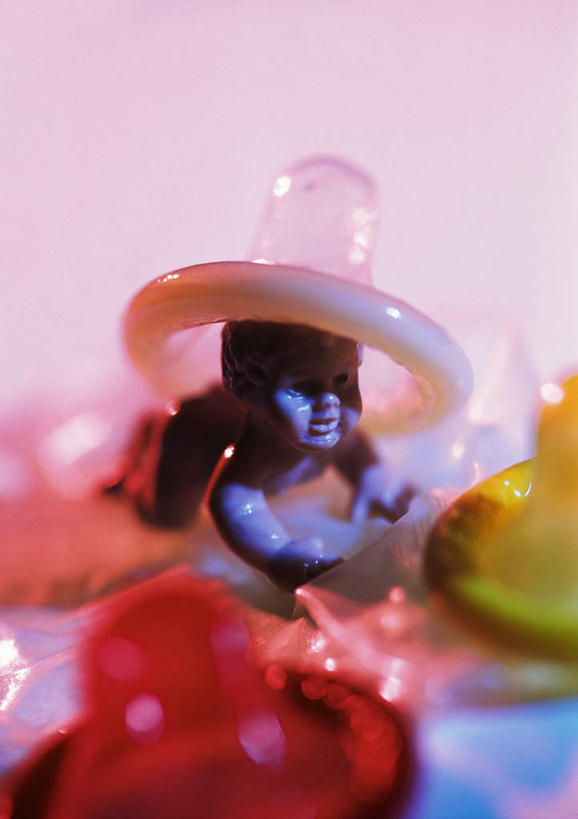 婴儿,儿童,无人,竖图,俯视,室内,特写,白天,纯洁,安全,计划,静物,粉色背景,朦胧,模糊,三个,一个,小孩,黄色,红色,白色,趴着,可爱,摄影,活泼,影棚,单个,避孕套,控制,避孕,安全套,宝宝,保险,预防,纯真,烂漫,无邪,保险套,计划生育,可靠,少生,晚婚,晚育,优生,伶俐,天真,孩子,趴,彩图,高角度拍摄,影棚拍摄,拍摄