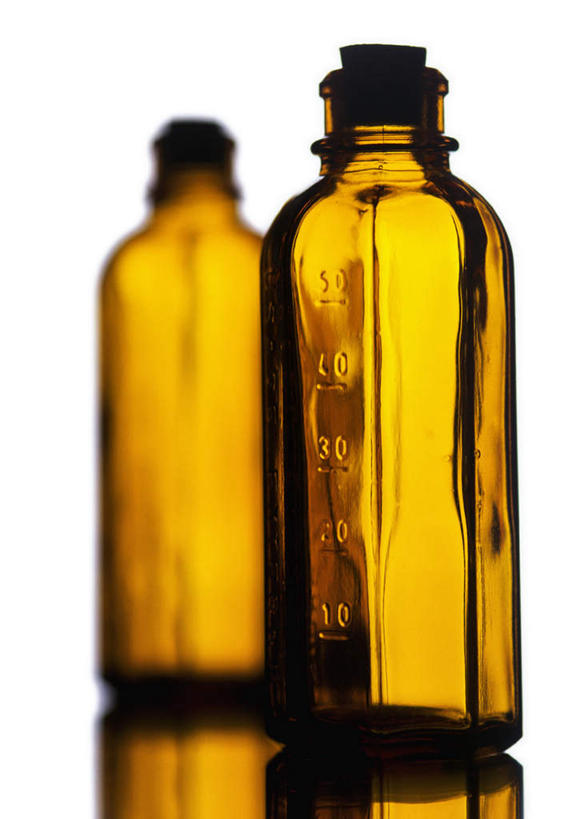 无人,竖图,室内,特写,白天,白色背景,正面,静物,两瓶,一排,阴影,整齐,反射,测量,罐子,影子,刻度,褐色,玻璃制品,排列,玻璃瓶,瓶子,摄影,影棚,测量工具,队列,量具,量仪,彩图,影棚拍摄,拍摄