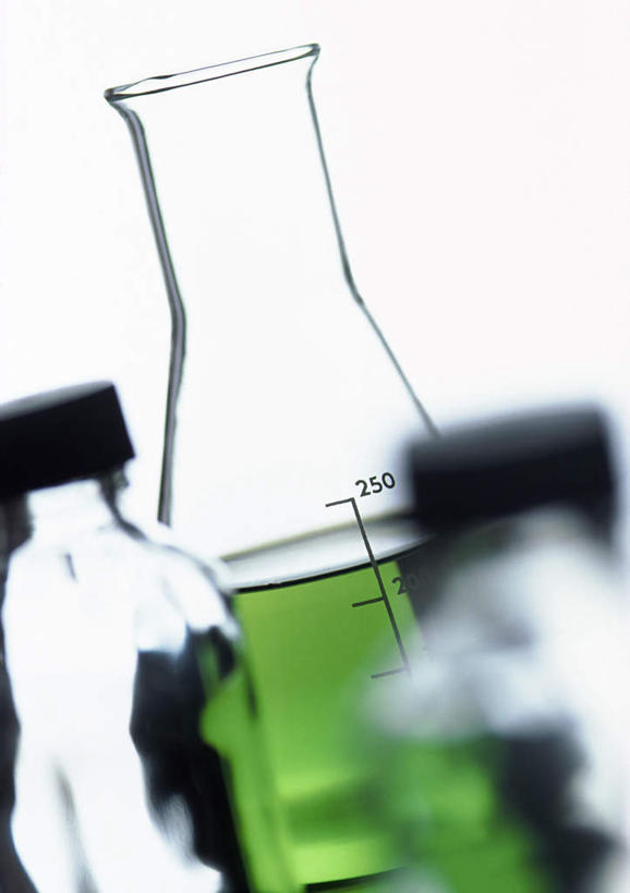 无人,竖图,室内,特写,白天,白色背景,正面,实验,仪器,水,静物,一排,研究,整齐,透明,分析,化学,测量,测试,罐子,烧瓶,试剂,液体,刻度,水滴,玻璃制品,排列,两个,绿色,玻璃瓶,瓶子,器皿,摄影,影棚,测量工具,队列,玻璃仪器,试验耗材,实验用品,圆底烧瓶,量具,量仪,彩图,影棚拍摄,拍摄