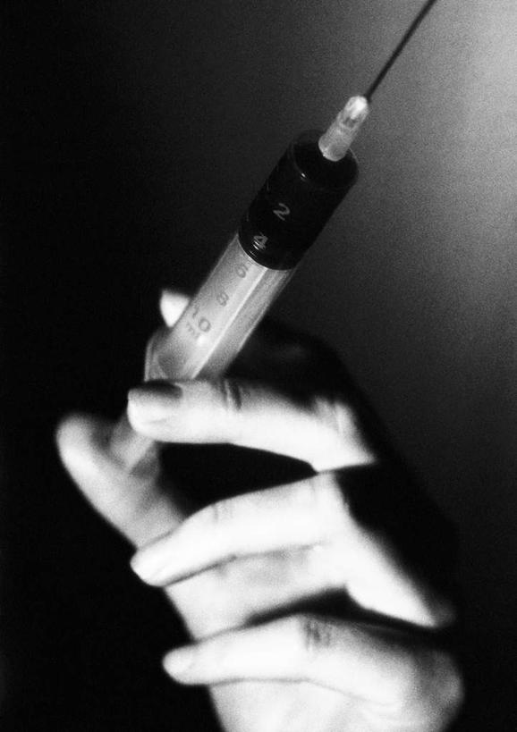 手,举,竖图,黑白,室内,特写,白天,正面,水,静物,握,灰色背景,测量,液体,刻度,水滴,拿,拿着,一个,托,手部,针管,针筒,握着,注射,摄影,影棚,单个,测量工具,医疗,医疗设备,注射器,量具,量仪,举起,举手,举着,向上举,向上伸,向上托,半身,影棚拍摄,拍摄