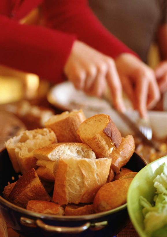 点心,面包,西方人,一个人,站,竖图,室内,白天,正面,餐桌,桌子,餐具,欧洲,欧洲人,仅一个年轻女性,仅一个女性,仅一个人,碟子,盘,食品,面点,刀具,拿,拿着,食物,糕点,盘子,碟,刀,切,站着,餐台,年轻女性,女人,女性,白种人,站立,半身,彩图,匕首