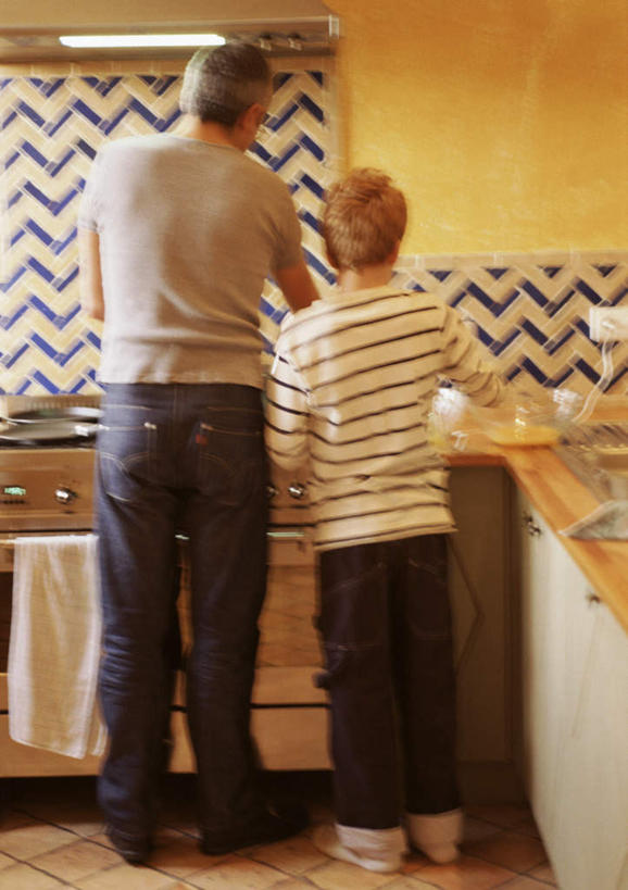 西方人,儿童,两个人,家庭,父亲,儿子,站,竖图,室内,白天,纯洁,厨房,窗户,欧洲,欧洲人,玻璃窗,小孩,背面,站着,温暖,温馨,父子,一家人,父爱,可爱,童年,童趣,和睦,童真,烂漫,无邪,天真,男孩,男人,男性,年轻男性,白种人,孩子,年轻人,站立,半身,彩图,灶间,融洽,男生