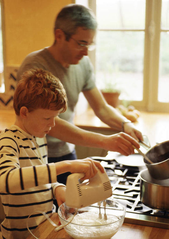 西方人,儿童,两个人,家庭,父亲,儿子,站,竖图,室内,白天,侧面,纯洁,餐桌,厨房,窗户,桌子,杯子,欧洲,欧洲人,拿,拿着,玻璃窗,玻璃制品,小孩,水杯,刀,站着,温暖,温馨,父子,一家人,父爱,可爱,童年,童趣,餐台,和睦,童真,烂漫,无邪,天真,男孩,男人,男性,年轻男性,白种人,孩子,年轻人,玻璃杯,站立,半身,彩图,灶间,融洽,男生