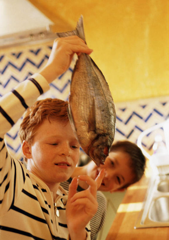 海鲜,西方人,儿童,两个人,站,竖图,室内,白天,仰视,纯洁,欧洲,欧洲人,鱼,拿,拿着,水产,鱼类,海洋生物,小孩,站着,可爱,童年,童趣,水生动物,海产品,水生物,童真,海底动物,烂漫,无邪,天真,男孩,男人,男性,女孩,女人,女性,白种人,孩子,站立,半身,彩图,低角度拍摄,男生,女生