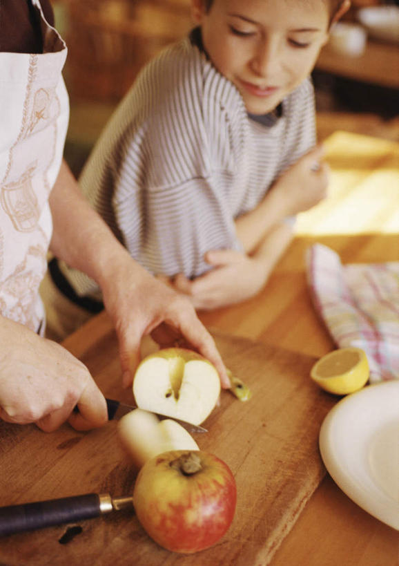 西方人,儿童,两个人,家庭,母亲,儿子,站,竖图,室内,白天,侧面,纯洁,餐桌,厨房,窗户,桌子,苹果,柠檬,水果,欧洲,欧洲人,切开,朦胧,模糊,新鲜,生食,食品,果实,刀具,拿,拿着,玻璃窗,食物,小孩,刀,切,站着,温暖,温馨,母子,一家人,可爱,母爱,童年,童趣,有机食品,绿色食品,餐台,和睦,剖面,童真,烂漫,无邪,切面,天真,男孩,年轻女性,女人,女性,白种人,孩子,年轻人,益母果,柠果,站立,半身,彩图,灶间,融洽,匕首,男生