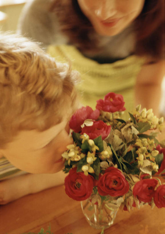 西方人,儿童,两个人,家庭,母亲,儿子,站,竖图,室内,白天,侧面,纯洁,欧洲,欧洲人,朦胧,模糊,盛开,花蕾,闻,玻璃制品,花,花瓣,花朵,鲜花,小孩,红色,玻璃瓶,瓶子,花苞,花蕊,站着,温暖,温馨,母子,一家人,可爱,母爱,童年,童趣,和睦,童真,烂漫,无邪,天真,男孩,年轻女性,女人,女性,白种人,孩子,年轻人,站立,半身,彩图,融洽,男生