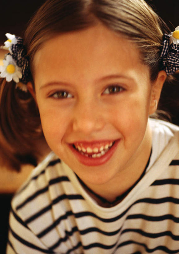 西方人,儿童,脸,头,脸颊,一个人,站,笑,微笑,露齿笑,竖图,室内,特写,白天,正面,纯洁,欧洲,欧洲人,仅一个女性,仅一个人,小孩,站着,仅一个小孩,可爱,童年,童趣,童真,烂漫,无邪,天真,女孩,女人,女性,白种人,孩子,头部,脸部,脸蛋,面部,站立,半身,彩图,女生