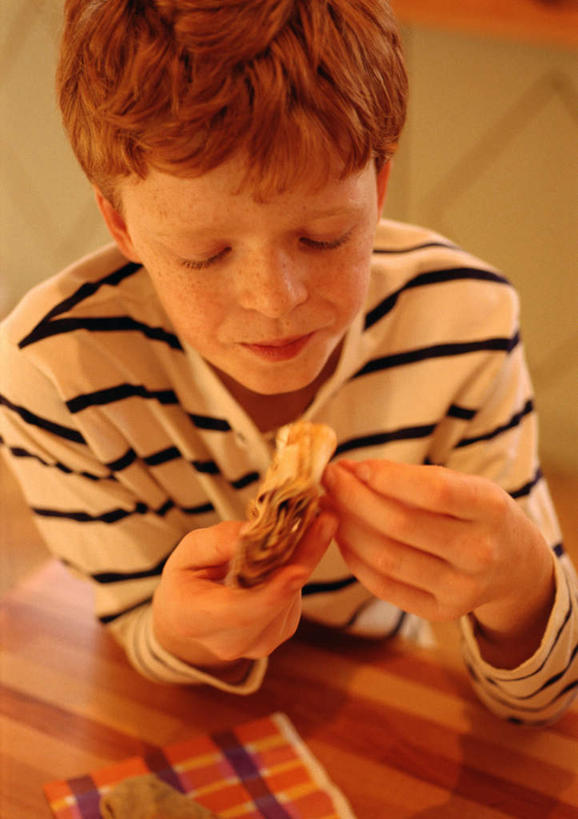 点心,面包,西方人,儿童,一个人,站,竖图,俯视,室内,白天,纯洁,欧洲,欧洲人,仅一个男性,仅一个人,食品,面点,拿,拿着,食物,糕点,小孩,站着,仅一个小孩,可爱,童年,童趣,童真,烂漫,无邪,天真,男孩,男人,男性,白种人,孩子,站立,半身,彩图,高角度拍摄,男生