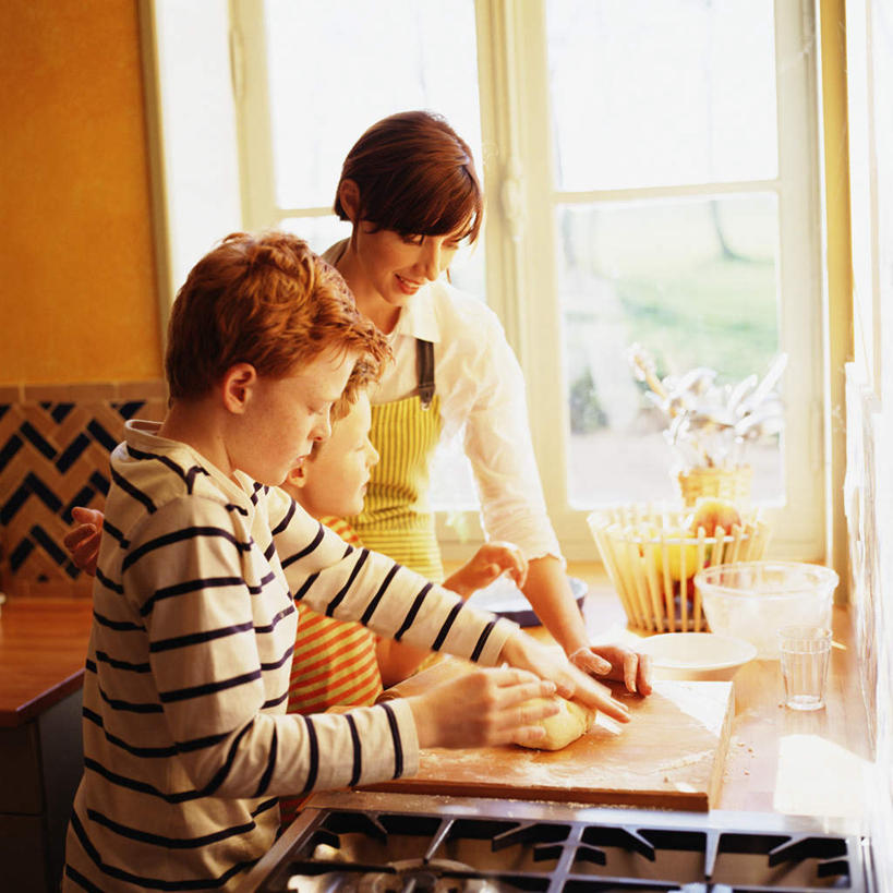 西方人,儿童,两个人,家庭,母亲,儿子,站,方图,室内,白天,侧面,纯洁,欧洲,欧洲人,面团,案板,拿,拿着,砧板,小孩,站着,温暖,温馨,母子,一家人,可爱,母爱,童年,童趣,和睦,童真,烂漫,无邪,天真,男孩,年轻女性,女人,女性,白种人,孩子,年轻人,站立,半身,彩图,融洽,男生