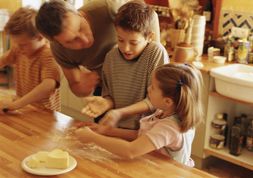 西方人,儿童,四个人,家庭,父亲,女儿,儿子,站,说,横图,室内,白天,正面,讨论,纯洁,餐桌,桌子,餐具,欧洲,欧洲人,碟子,盘,饭厅,小孩,盘子,碟,站着,温暖,温馨,父女,父子,一家人,父爱,可爱,童年,童趣,餐台,和睦,童真,烂漫,无邪,交流,天真,男孩,男人,男性,年轻男性,女孩,女人,女性,白种人,孩子,年轻人,沟通,讲话,交谈,商讨,说话,谈话,站立,半身,彩图,融洽,男生,女生