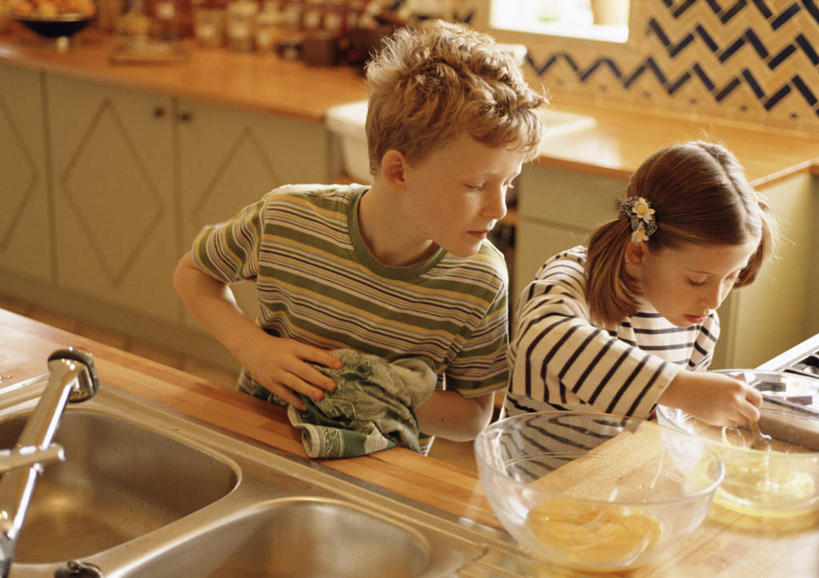 西方人,儿童,两个人,站,横图,室内,白天,正面,纯洁,厨房,欧洲,欧洲人,水槽,水龙头,注视,玻璃制品,小孩,碗,观察,看,站着,可爱,童年,童趣,观看,察看,关注,童真,烂漫,无邪,天真,男孩,男人,男性,女孩,女人,女性,白种人,孩子,站立,半身,彩图,灶间,男生,女生