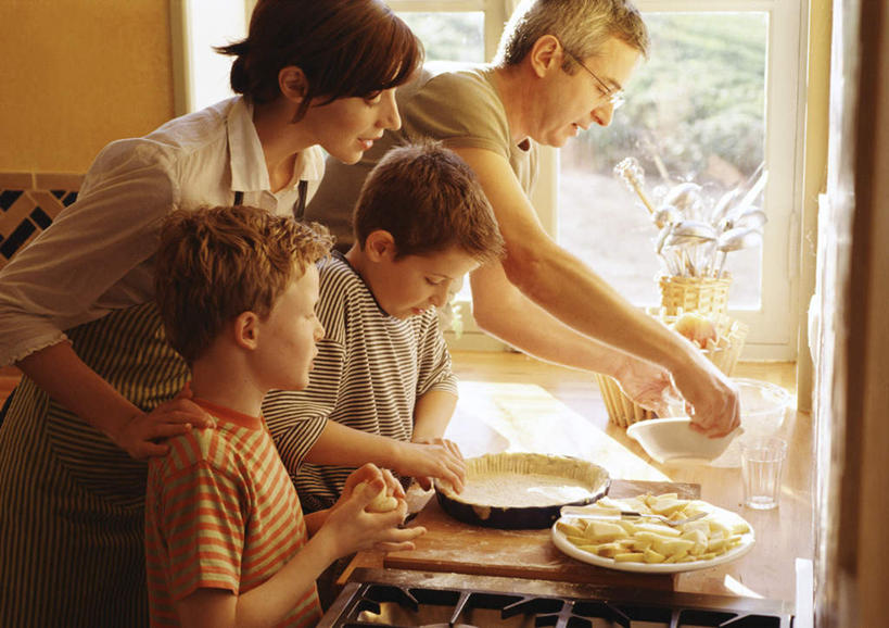 西方人,儿童,四个人,家庭,母亲,父亲,儿子,站,说,横图,室内,白天,侧面,讨论,纯洁,餐具,欧洲,欧洲人,阴影,光线,碟子,盘,眼镜,影子,拿,拿着,小孩,阳光,盘子,碟,站着,温暖,温馨,父子,母子,一家人,父爱,可爱,母爱,童年,童趣,和睦,近视眼镜,童真,烂漫,无邪,交流,天真,男孩,男人,男性,年轻男性,年轻女性,女人,女性,白种人,孩子,年轻人,沟通,讲话,交谈,商讨,说话,谈话,站立,半身,彩图,融洽,男生