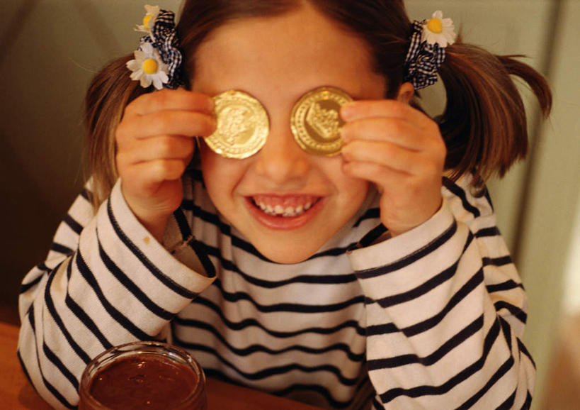 西方人,儿童,脸,头,眼睛,脸颊,眉毛,睫毛,一个人,站,横图,室内,白天,正面,纯洁,钱,欧洲,欧洲人,瞳孔,仅一个女性,仅一个人,钱币,拿,拿着,小孩,站着,仅一个小孩,可爱,童年,童趣,蒙,遮,金融,眼部,经济,流通,贸易,童真,烂漫,无邪,天真,货币,现金,硬币,女孩,女人,女性,白种人,孩子,头部,睫,脸部,脸蛋,眉,面部,眼,眼睫毛,眼眉,站立,半身,彩图,眼眉毛,女生