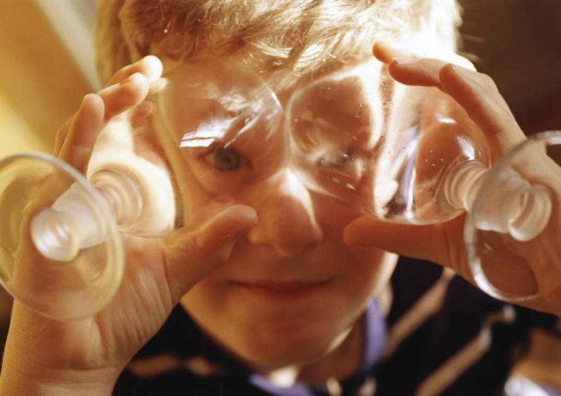 西方人,儿童,一个人,站,横图,室内,白天,仰视,纯洁,杯子,欧洲,欧洲人,仅一个男性,仅一个人,拿,拿着,玻璃制品,小孩,水杯,站着,仅一个小孩,可爱,童年,童趣,童真,烂漫,无邪,天真,男孩,男人,男性,白种人,孩子,玻璃杯,站立,半身,彩图,低角度拍摄,男生