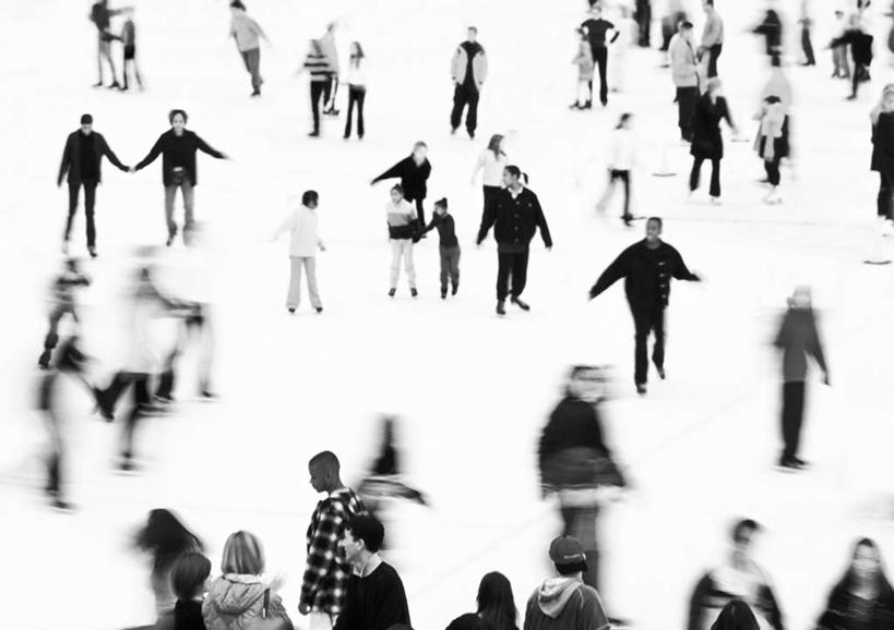 西方人,站,握手,横图,俯视,黑白,室内,白天,旅游,度假,滚轴溜冰,欧洲,欧洲人,朦胧,模糊,旱冰鞋,溜冰鞋,许多人,娱乐,站着,一群人,享受,休闲,轮滑鞋,放松,单排轮滑,溜冰,轮滑,男人,男性,年轻男性,年轻女性,女人,女性,白种人,搀手,拉手,手拉手,手握手,站立,高角度拍摄,全身