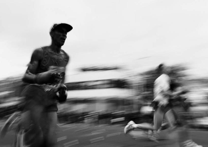 西方人,三个人,站,横图,黑白,室外,白天,侧面,锻炼,快乐,比赛,运动,竞争,帽子,欧洲,欧洲人,朦胧,模糊,娱乐,运动帽,站着,休闲,鸭舌帽,体育运动,体育,男人,男性,年轻男性,白种人,站立,半身,健身