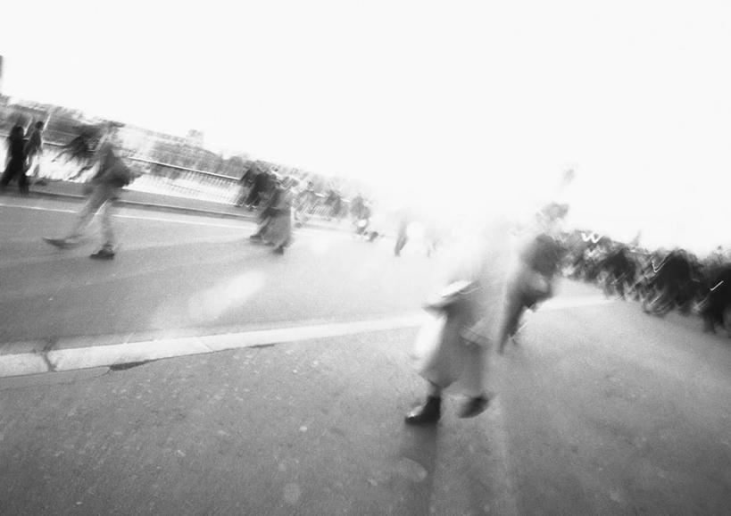 西方人,站,走,横图,黑白,室外,白天,正面,道路,路,公路,欧洲,欧洲人,朦胧,模糊,交通,许多人,站着,一群人,男人,男性,年轻男性,年轻女性,女人,女性,白种人,马路,步行,散步,站立,走路,全身