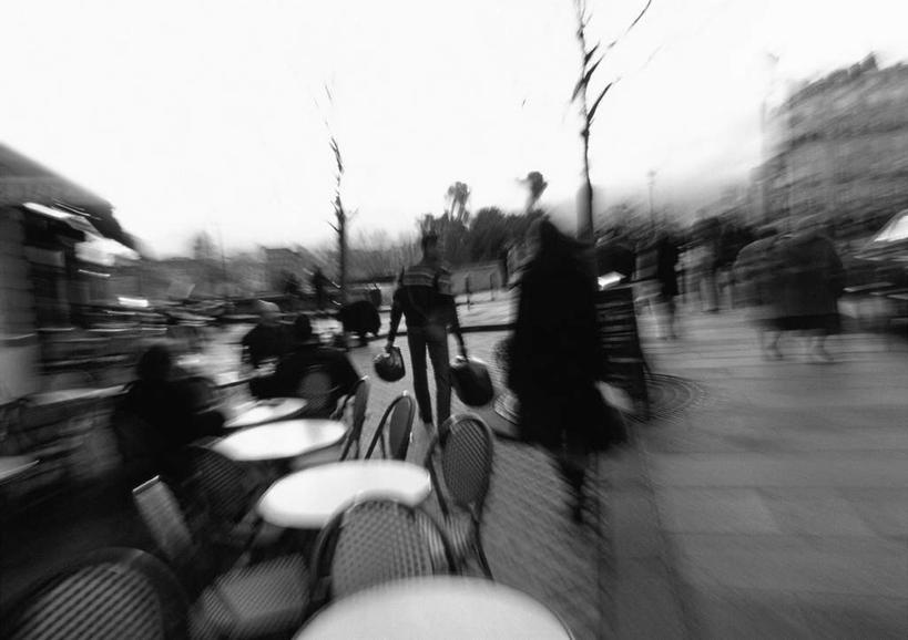 西方人,伙伴,朋友,站,坐,横图,黑白,室外,白天,友谊,植物,餐桌,桌子,道路,路,公路,欧洲,欧洲人,交通,许多人,树,树木,背面,绿色,自然,站着,一群人,生长,成长,餐台,友情,男人,男性,年轻男性,年轻女性,女人,女性,白种人,马路,站立,坐着,全身