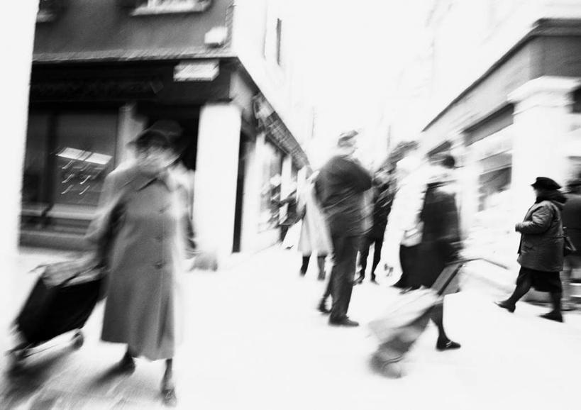 西方人,商店,站,横图,黑白,室外,白天,侧面,购物,消费,超市,道路,路,公路,欧洲,欧洲人,朦胧,模糊,拉杆箱,旅行箱,交通,许多人,拿,拿着,行李箱,箱子,站着,一群人,金融,百货,出差,服装店,选购,贸易,百货公司,服饰店,血拼,老年男性,老年女性,男人,男性,女人,女性,白种人,马路,站立,全身,旅行,购物商场,购物中心,商业中心