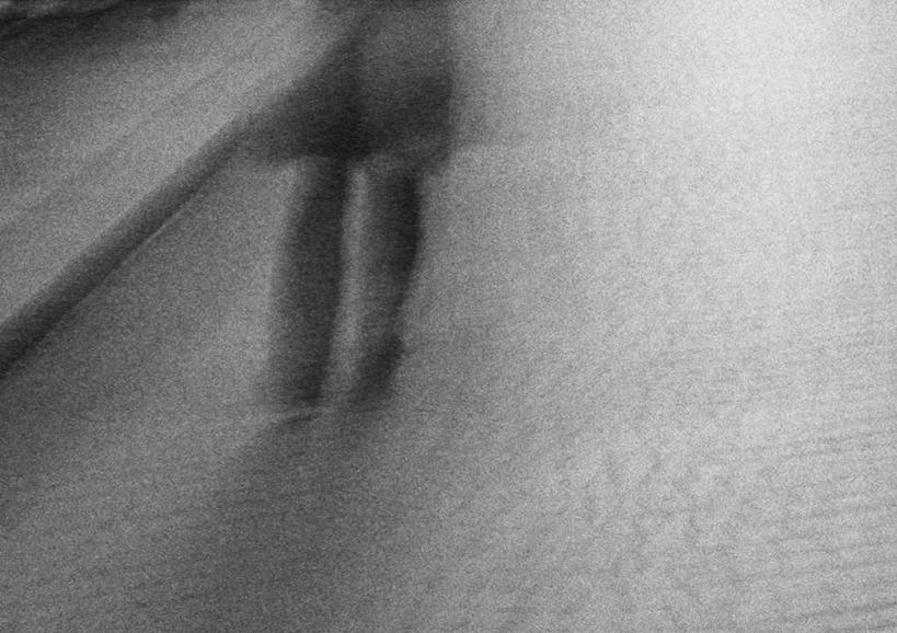 西方人,一个人,商务人士,商务男性,站,走,横图,俯视,黑白,室外,白天,衬衫,欧洲,欧洲人,仅一个男性,仅一个人,套装,朦胧,模糊,仅一个年轻男性,站着,商务装,工薪阶层,男人,男性,年轻男性,白种人,白领,上班族,步行,散步,站立,走路,半身,高角度拍摄,衬衣