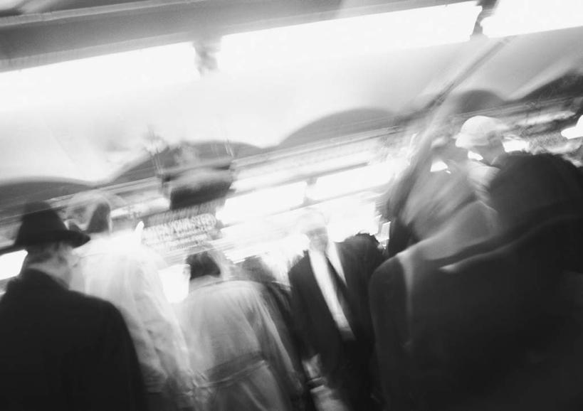 西方人,背部,站,走,横图,黑白,室外,白天,正面,窗户,欧洲,欧洲人,朦胧,模糊,许多人,玻璃窗,站着,一群人,男人,男性,年轻男性,年轻女性,女人,女性,白种人,步行,散步,站立,走路,半身