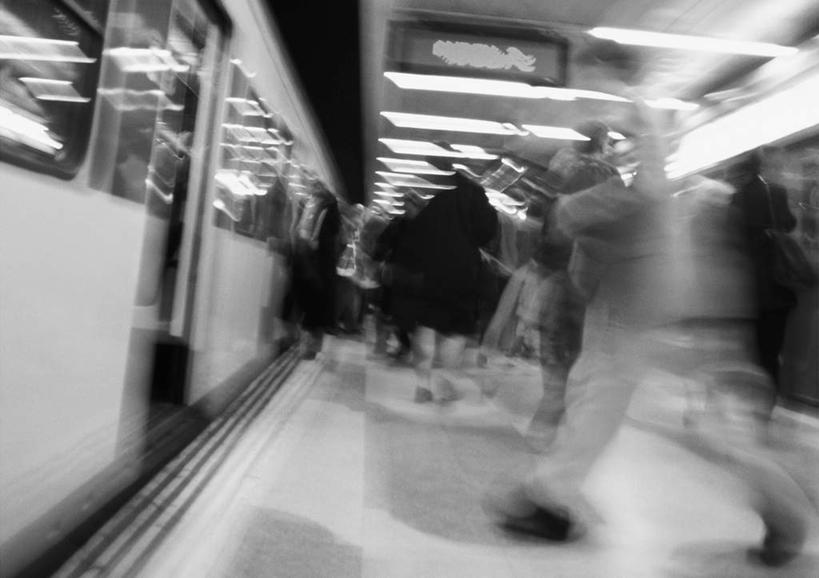 西方人,站,走,横图,黑白,室外,白天,正面,地铁,照明,欧洲,欧洲人,朦胧,模糊,走廊,过道,灯光,轨道交通,许多人,顶灯,灯,灯具,站着,一群人,照亮,照明设备,男人,男性,年轻男性,年轻女性,女人,女性,白种人,步行,散步,站立,走路,半身,地铁机动车,地下铁,轻轨