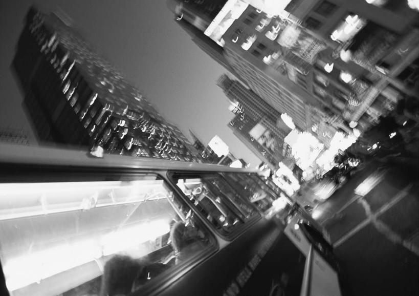 西方人,高楼大厦,坐,横图,黑白,室外,夜晚,仰视,大厦,建筑,摩天大楼,公共汽车,照明,欧洲,欧洲人,灯光,巴士,公交车,许多人,车,灯,天空,灯具,交通工具,天,一群人,照亮,照明设备,男人,男性,年轻男性,年轻女性,女人,女性,白种人,坐着,半身,低角度拍摄,大楼,高层建筑,高楼,摩天楼