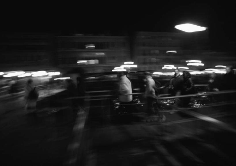 西方人,家,栏杆,站,走,横图,黑白,室外,夜晚,道路,路,公路,欧洲,欧洲人,朦胧,模糊,房屋,屋子,围栏,交通,许多人,护栏,楼房,住宅,背面,站着,一群人,男人,男性,年轻男性,年轻女性,女人,女性,白种人,马路,步行,散步,站立,走路,半身,房子