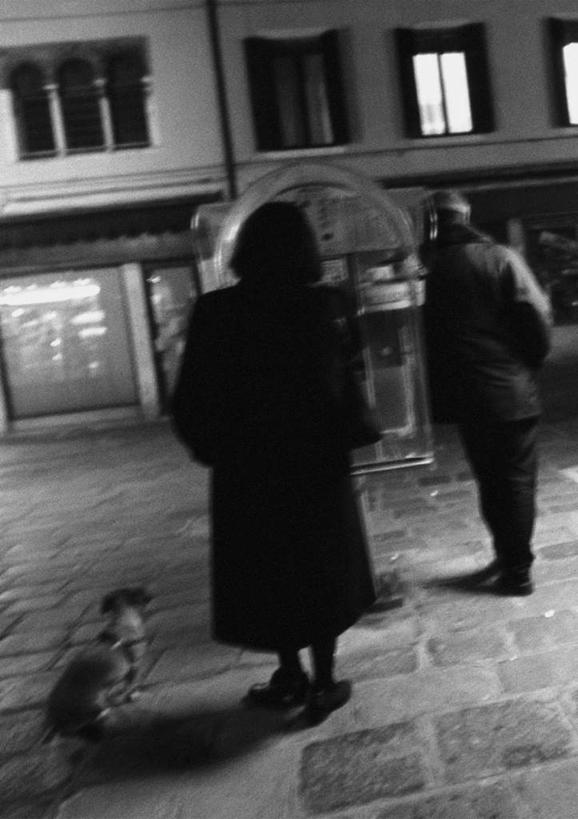 西方人,两个人,伙伴,朋友,家,站,竖图,黑白,室外,白天,友谊,窗户,道路,路,公路,照明,欧洲,欧洲人,房屋,屋子,灯光,交通,楼房,吊灯,玻璃窗,住宅,灯,背面,灯具,站着,照亮,照明设备,友情,男人,男性,年轻男性,年轻女性,女人,女性,白种人,马路,站立,半身,房子