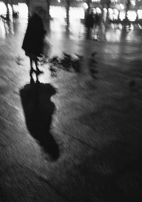 西方人,一个人,站,走,竖图,黑白,室外,夜晚,道路,路,公路,欧洲,欧洲人,仅一个年轻女性,仅一个女性,仅一个人,阴影,反射,影子,交通,背面,站着,年轻女性,女人,女性,白种人,马路,步行,散步,站立,走路,全身