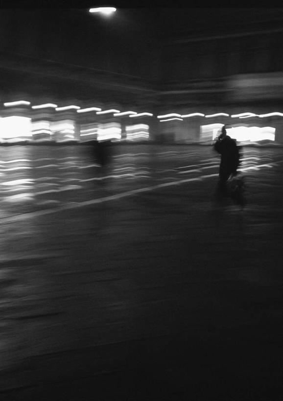 西方人,一个人,商店,站,走,竖图,黑白,室外,夜晚,购物,消费,超市,道路,路,公路,欧洲,欧洲人,仅一个男性,仅一个人,朦胧,模糊,交通,仅一个年轻男性,背面,站着,金融,百货,服装店,选购,贸易,百货公司,服饰店,血拼,男人,男性,年轻男性,白种人,马路,步行,散步,站立,走路,全身,购物商场,购物中心,商业中心