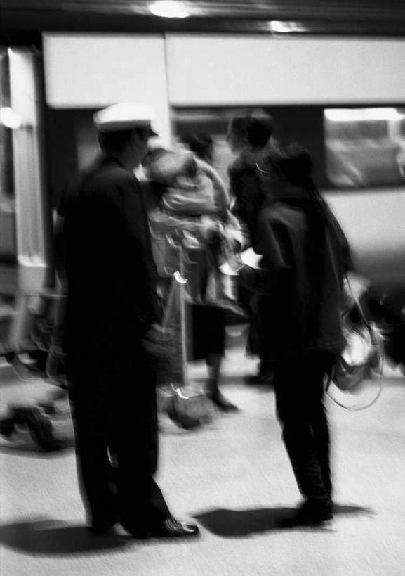 西方人,四个人,站,竖图,黑白,室外,白天,道路,路,公路,帽子,欧洲,欧洲人,朦胧,模糊,材料,档案,文件,交通,拿,拿着,背面,资料,站着,文档,男人,男性,年轻男性,年轻女性,女人,女性,白种人,马路,站立,全身