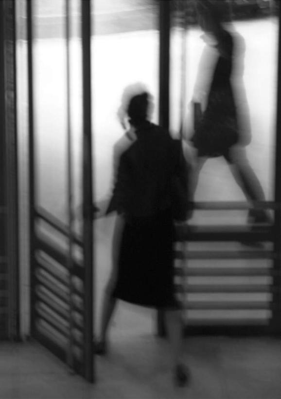 西方人,一个人,商务人士,商务女性,站,走,竖图,黑白,室外,白天,欧洲,欧洲人,仅一个年轻女性,仅一个女性,仅一个人,套装,朦胧,模糊,背面,站着,商务装,工薪阶层,年轻女性,女人,女性,白种人,白领,上班族,步行,散步,站立,走路,全身