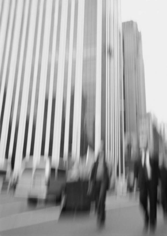 西方人,同事,商务人士,商务男性,高楼大厦,站,走,竖图,黑白,室外,白天,正面,衬衫,成功,办公楼,合作,团队,集体,信心,大厦,道路,建筑,路,摩天大楼,写字楼,公路,欧洲,欧洲人,套装,朦胧,模糊,交通,许多人,队伍,楼宇,站着,一群人,商务楼,领导,成就,商务装,合伙,领袖,工薪阶层,男人,男性,年轻男性,白种人,白领,上班族,马路,步行,散步,站立,走路,全身,衬衣,大楼,高层建筑,高楼,摩天楼