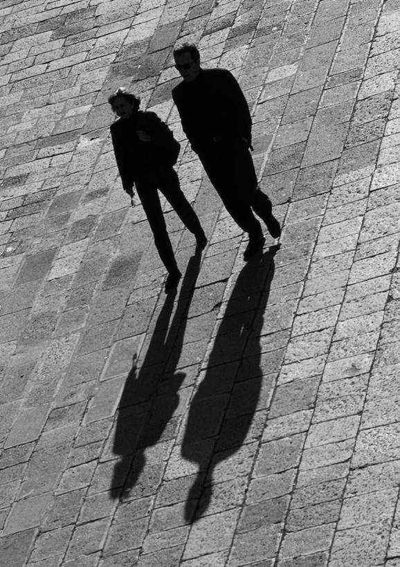 西方人,两个人,站,竖图,俯视,黑白,室外,白天,爱情,道路,路,公路,欧洲,欧洲人,阴影,光线,影子,交通,浪漫,阳光,站着,温暖,温馨,恩爱,恋人,和睦,男人,男性,年轻男性,年轻女性,女人,女性,白种人,情侣,马路,站立,高角度拍摄,全身,伴侣,融洽