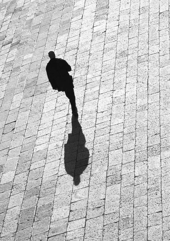 西方人,一个人,站,走,竖图,俯视,黑白,室外,白天,道路,路,公路,欧洲,欧洲人,仅一个男性,仅一个人,阴影,光线,影子,交通,仅一个年轻男性,阳光,站着,男人,男性,年轻男性,白种人,马路,步行,散步,站立,走路,高角度拍摄,全身