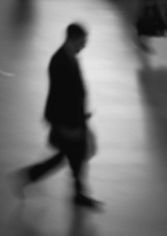 西方人,一个人,商务人士,商务男性,站,走,竖图,俯视,黑白,室外,白天,衬衫,道路,路,公路,欧洲,欧洲人,仅一个男性,仅一个人,套装,交通,仅一个年轻男性,站着,商务装,工薪阶层,男人,男性,年轻男性,白种人,白领,上班族,马路,步行,散步,站立,走路,高角度拍摄,全身,衬衣