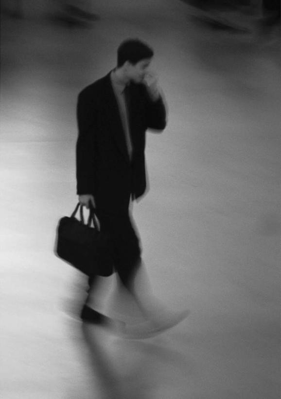 西方人,一个人,站,竖图,俯视,黑白,室外,白天,道路,路,公路,欧洲,欧洲人,仅一个男性,仅一个人,朦胧,模糊,包,公文包,交通,拿,拿着,仅一个年轻男性,站着,公事包,男人,男性,年轻男性,白种人,马路,站立,高角度拍摄,全身