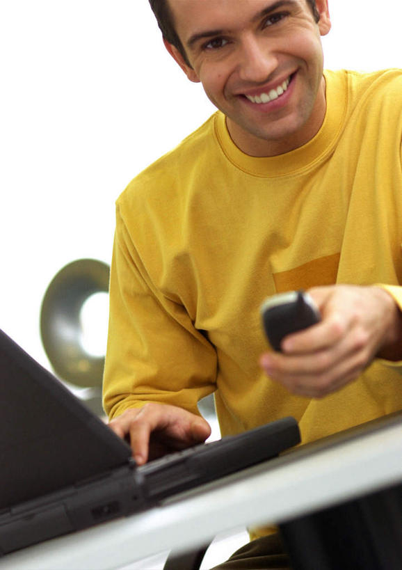 西方人,一个人,商务人士,商务男性,办公室,坐,笑,打电话,微笑,露齿笑,竖图,室内,白天,正面,衬衫,电脑,笔记本电脑,电话,手机,欧洲,欧洲人,仅一个男性,仅一个人,套装,网络,领带,拿,拿着,通讯设备,仅一个年轻男性,无线,通信设备,商务装,无线网络,无线上网,便携式电脑,工薪阶层,交流,手提电脑,年轻男性,白种人,年轻人,白领,上班族,沟通,通话,坐着,半身,彩图,衬衣