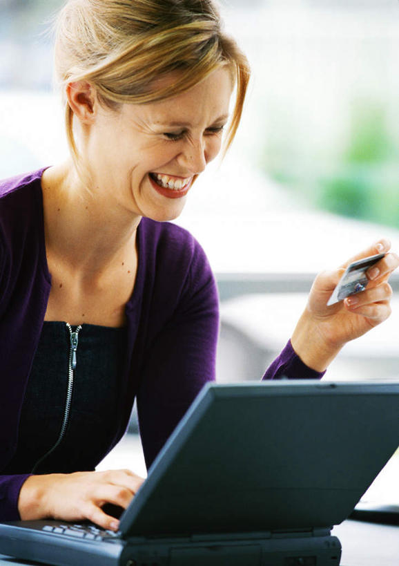 西方人,一个人,商务人士,商务女性,办公室,坐,笑,微笑,露齿笑,竖图,室内,白天,侧面,衬衫,信用卡,电脑,笔记本电脑,桌子,欧洲,欧洲人,仅一个年轻女性,仅一个女性,仅一个人,套装,朦胧,模糊,网络,办公桌,拿,拿着,通讯设备,卡,储蓄卡,无线,通信设备,商务装,无线网络,无线上网,便携式电脑,工薪阶层,银行卡,手提电脑,年轻女性,白种人,年轻人,白领,上班族,坐着,半身,彩图,衬衣