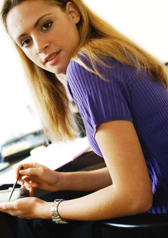 西方人,一个人,商务人士,商务女性,办公室,坐,竖图,室内,白天,侧面,衬衫,桌子,欧洲,欧洲人,仅一个年轻女性,仅一个女性,仅一个人,套装,朦胧,模糊,笔,办公桌,办公用品,圆珠笔,拿,拿着,文具,学习用品,文具用品,商务装,工薪阶层,年轻女性,白种人,年轻人,白领,上班族,坐着,半身,彩图,衬衣